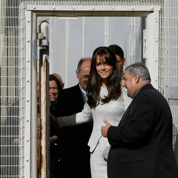 Kate Middleton, duchesse de Cambridge (en robe The Fold), visitait le 25 septembre 2015 la prison pour femmes de Send, dans le Surrey, pour observer le travail de RAPt, une association de réhabilitation des détenu(e)s en proie à des addictions.