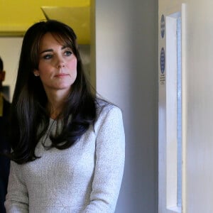 Kate Middleton, duchesse de Cambridge (en robe The Fold), visitait le 25 septembre 2015 la prison pour femmes de Send, dans le Surrey, pour observer le travail de RAPt, une association de réhabilitation des détenu(e)s en proie à des addictions.