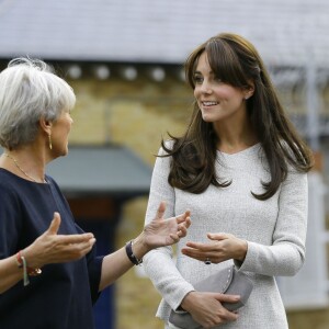 Kate Middleton, duchesse de Cambridge (en robe The Fold), visitait le 25 septembre 2015 la prison pour femmes de Send, dans le Surrey, pour observer le travail de RAPt, une association de réhabilitation des détenu(e)s en proie à des addictions.