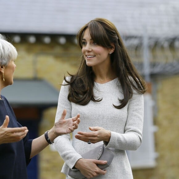 Kate Middleton, duchesse de Cambridge (en robe The Fold), visitait le 25 septembre 2015 la prison pour femmes de Send, dans le Surrey, pour observer le travail de RAPt, une association de réhabilitation des détenu(e)s en proie à des addictions.