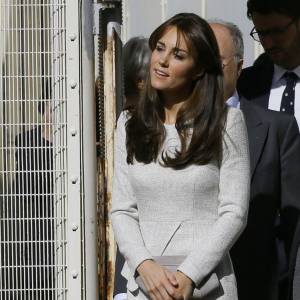 Kate Middleton, duchesse de Cambridge (en robe The Fold), visitait le 25 septembre 2015 la prison pour femmes de Send, dans le Surrey, pour observer le travail de RAPt, une association de réhabilitation des détenu(e)s en proie à des addictions.