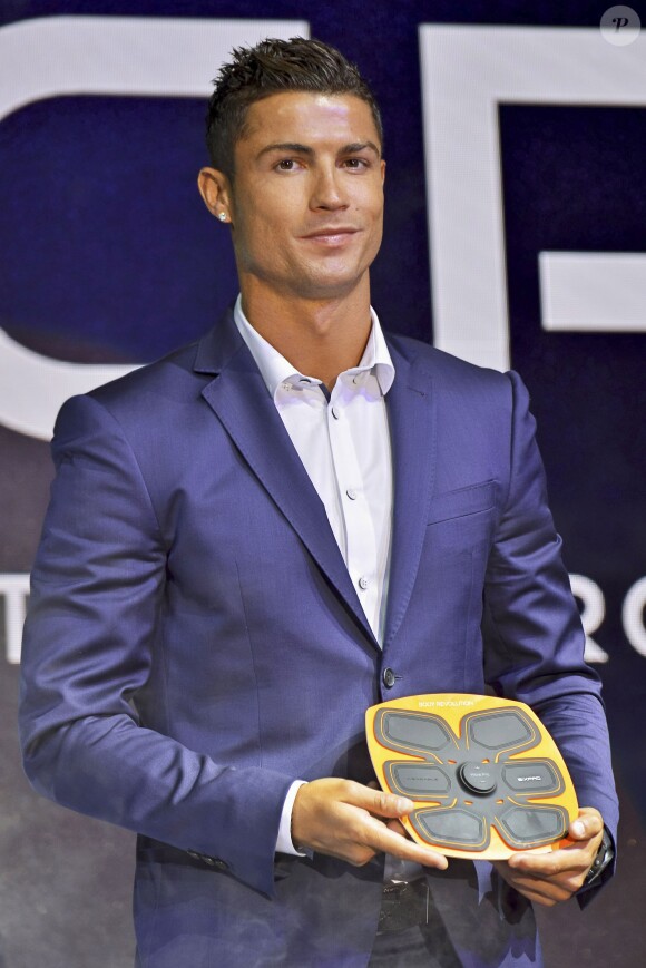 Cristiano Ronaldo assure la promotion d'un appareil d'éléctro-stimulation musculaire de la société MTG's Sixpad à Tokyo le 7 juillet 2015