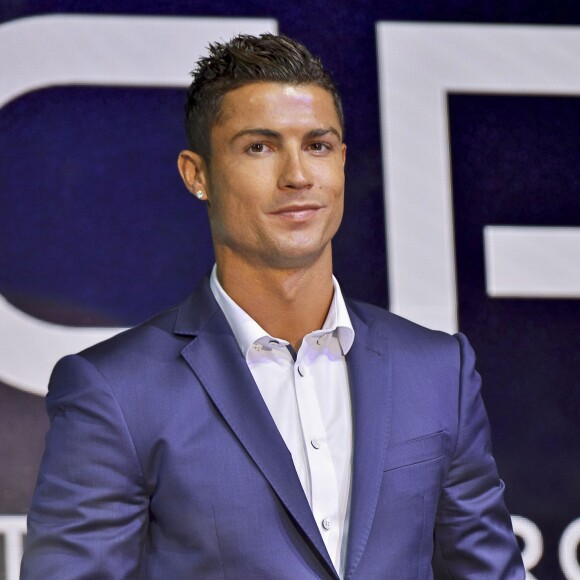 Cristiano Ronaldo assure la promotion d'un appareil d'éléctro-stimulation musculaire de la société MTG's Sixpad à Tokyo le 7 juillet 2015