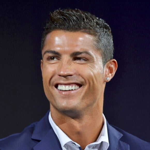 Cristiano Ronaldo assure la promotion d'un appareil d'éléctro-stimulation musculaire de la société MTG's Sixpad à Tokyo le 7 juillet 2015
