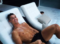 Cristiano Ronaldo : A demi-nu, abdos saillants, sous les yeux de son fils