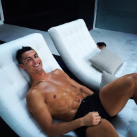 Cristiano Ronaldo : A demi-nu, abdos saillants, sous les yeux de son fils