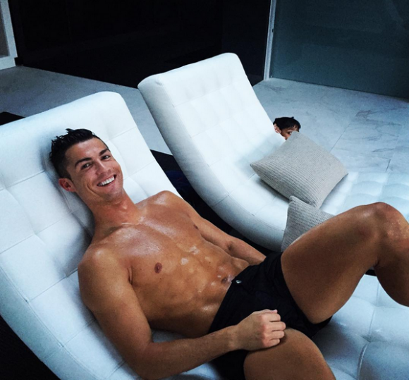 Cristiano Ronaldo, relax sous les yeux de son fils Cristiano Jr. - Photo publiée le 24 septembre 2015