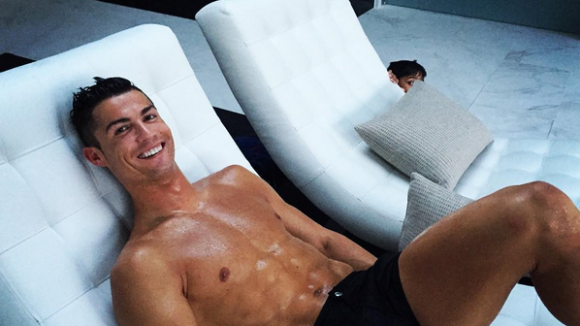 Cristiano Ronaldo : A demi-nu, abdos saillants, sous les yeux de son fils