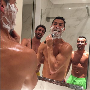 Cristiano Ronaldo se rase sous les yeux de ses amis, hilares et torse-nu - Photo publiée le 25 septembre 2015