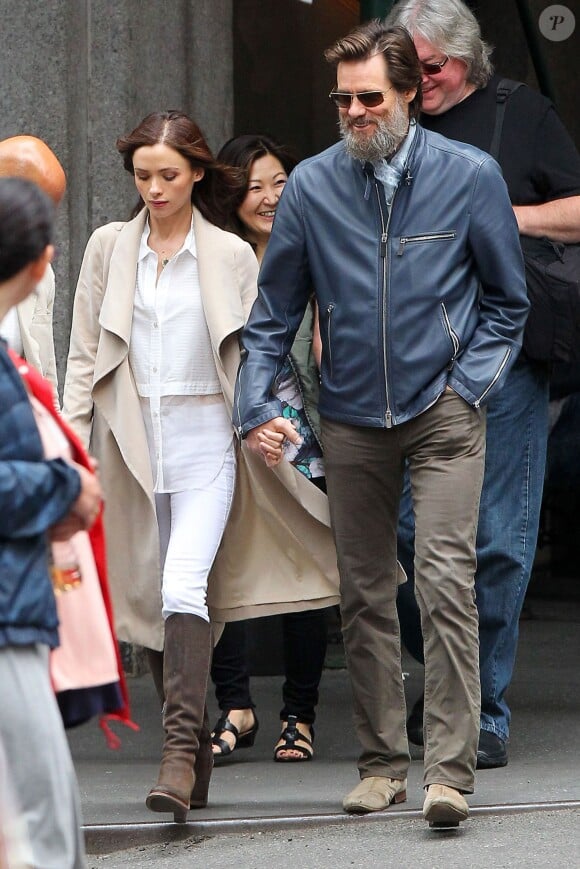 Jim Carrey avec sa compagne Cathriona White dans les rues de New York, le 18 mai 2015