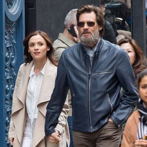 Jim Carrey avec sa compagne Cathriona White dans les rues de New York, le 18 mai 2015