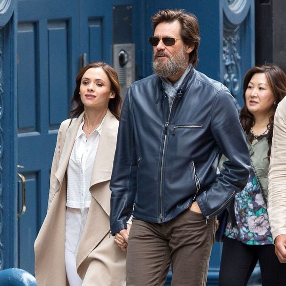 Jim Carrey avec sa compagne Cathriona White dans les rues de New York, le 18 mai 2015