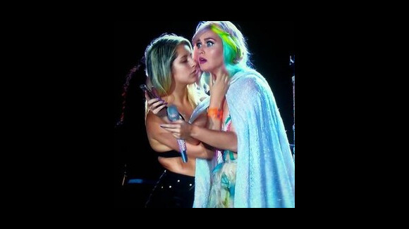 Katy Perry sur la scène du festival Rock In Rio en compagnie d'une fan très entreprenante