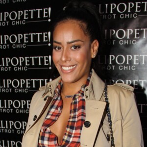 Amel Bent lors de l'inauguration du restaurant "Saperlipopette!" de Norbert Tarayre (Top Chef 3) à Puteaux, le 17 novembre 2014