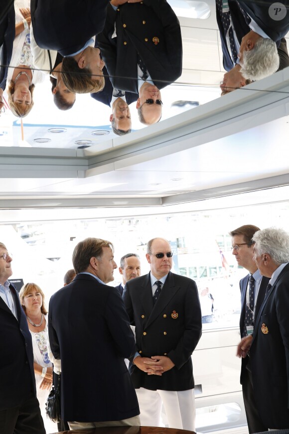 Le prince Albert II de Monaco au Monaco Yacht Show à bord du Yersin le 23 septembre 2015.