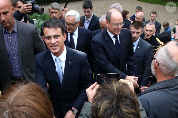 Le prince Albert II de Monaco était reçu à Matignon par Manuel Valls le 19 septembre 2015 à l'occasion des Journées du patrimoine et du tricentenaire du mariage de Louise-Hippolyte Grimaldi avec Jacques de Matignon.
