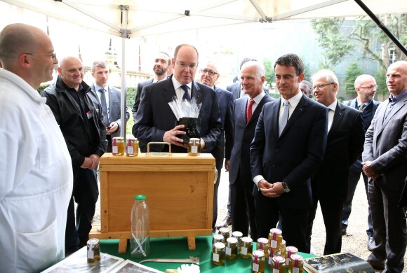 Le prince Albert II de Monaco était reçu à Matignon par Manuel Valls le 19 septembre 2015 à l'occasion des Journées du patrimoine et du tricentenaire du mariage de Louise-Hippolyte Grimaldi avec Jacques de Matignon.