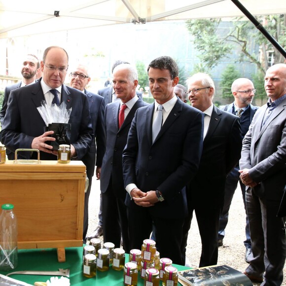 Le prince Albert II de Monaco était reçu à Matignon par Manuel Valls le 19 septembre 2015 à l'occasion des Journées du patrimoine et du tricentenaire du mariage de Louise-Hippolyte Grimaldi avec Jacques de Matignon.