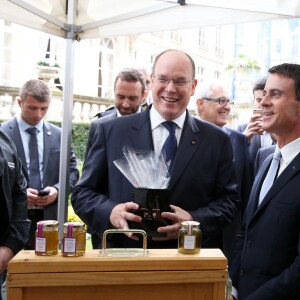 Le prince Albert II de Monaco était reçu à Matignon par Manuel Valls le 19 septembre 2015 à l'occasion des Journées du patrimoine et du tricentenaire du mariage de Louise-Hippolyte Grimaldi avec Jacques de Matignon.