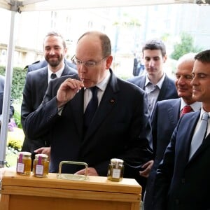 Le prince Albert II de Monaco était reçu à Matignon par Manuel Valls le 19 septembre 2015 à l'occasion des Journées du patrimoine et du tricentenaire du mariage de Louise-Hippolyte Grimaldi avec Jacques de Matignon.