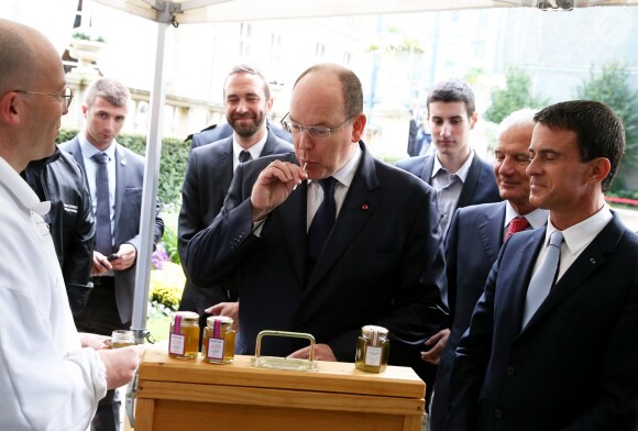 Le prince Albert II de Monaco était reçu à Matignon par Manuel Valls le 19 septembre 2015 à l'occasion des Journées du patrimoine et du tricentenaire du mariage de Louise-Hippolyte Grimaldi avec Jacques de Matignon.