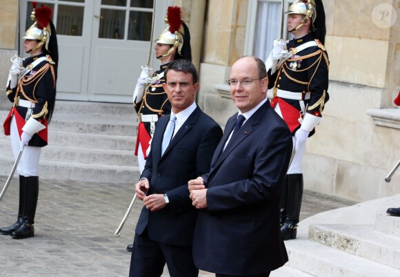 Le prince Albert II de Monaco était reçu à Matignon par Manuel Valls le 19 septembre 2015 à l'occasion des Journées du patrimoine et du tricentenaire du mariage de Louise-Hippolyte Grimaldi avec Jacques de Matignon.