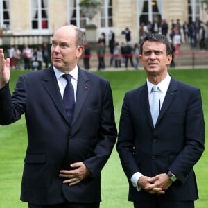 Le prince Albert II de Monaco était reçu à Matignon par Manuel Valls le 19 septembre 2015 à l'occasion des Journées du patrimoine et du tricentenaire du mariage de Louise-Hippolyte Grimaldi avec Jacques de Matignon.