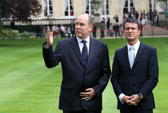 Le prince Albert II de Monaco était reçu à Matignon par Manuel Valls le 19 septembre 2015 à l'occasion des Journées du patrimoine et du tricentenaire du mariage de Louise-Hippolyte Grimaldi avec Jacques de Matignon.