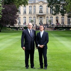 Le prince Albert II de Monaco était reçu à Matignon par Manuel Valls le 19 septembre 2015 à l'occasion des Journées du patrimoine et du tricentenaire du mariage de Louise-Hippolyte Grimaldi avec Jacques de Matignon.