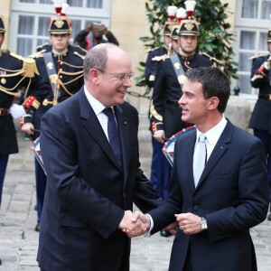 Le prince Albert II de Monaco était reçu à Matignon par Manuel Valls le 19 septembre 2015 à l'occasion des Journées du patrimoine et du tricentenaire du mariage de Louise-Hippolyte Grimaldi avec Jacques de Matignon.