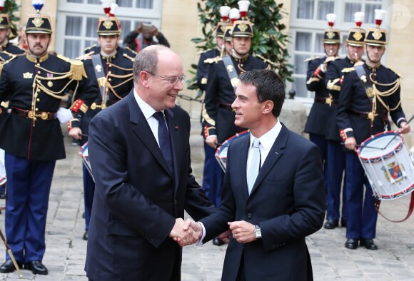 Le prince Albert II de Monaco était reçu à Matignon par Manuel Valls le 19 septembre 2015 à l'occasion des Journées du patrimoine et du tricentenaire du mariage de Louise-Hippolyte Grimaldi avec Jacques de Matignon.