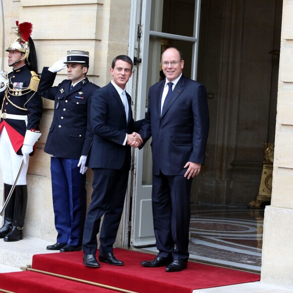 Le prince Albert II de Monaco était reçu à Matignon par Manuel Valls le 19 septembre 2015 à l'occasion des Journées du patrimoine et du tricentenaire du mariage de Louise-Hippolyte Grimaldi avec Jacques de Matignon.