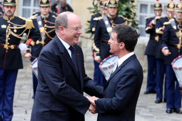 Le prince Albert II de Monaco était reçu à Matignon par Manuel Valls le 19 septembre 2015 à l'occasion des Journées du patrimoine et du tricentenaire du mariage de Louise-Hippolyte Grimaldi avec Jacques de Matignon.