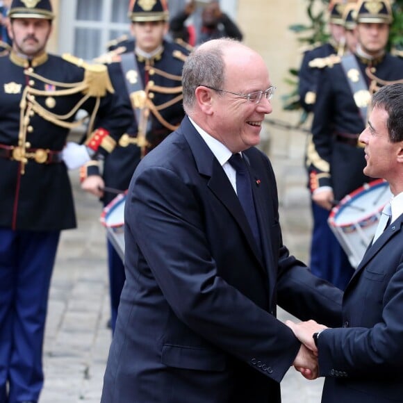 Le prince Albert II de Monaco était reçu à Matignon par Manuel Valls le 19 septembre 2015 à l'occasion des Journées du patrimoine et du tricentenaire du mariage de Louise-Hippolyte Grimaldi avec Jacques de Matignon.