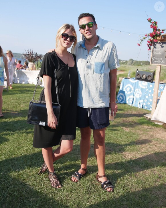 Mischa Barton et Logan Horne lors de l'événement Guest Of A Guest And Dolce & Gabbana Light Blue Mediterranean Escape organisé au Crow's Nest, à Montauk, le 3 août 2015