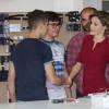 La reine Letizia d'Espagne, qui visite ici un atelier d'installations électriques et automatisées, inaugurait le 1er octobre 2015 à l'Institut d'éducation secondaire Javier García Téllez à Caceres l'année scolaire 2015-2016 dans l'enseignement technique.