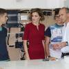 La reine Letizia d'Espagne, qui visite ici un atelier d'installations électriques et automatisées, inaugurait le 1er octobre 2015 à l'Institut d'éducation secondaire Javier García Téllez à Caceres l'année scolaire 2015-2016 dans l'enseignement technique.