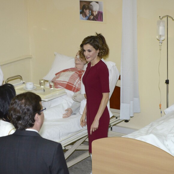 La reine Letizia d'Espagne, qui visite ici l'atelier santé, inaugurait le 1er octobre 2015 à l'Institut d'éducation secondaire Javier García Téllez à Caceres l'année scolaire 2015-2016 dans l'enseignement technique.