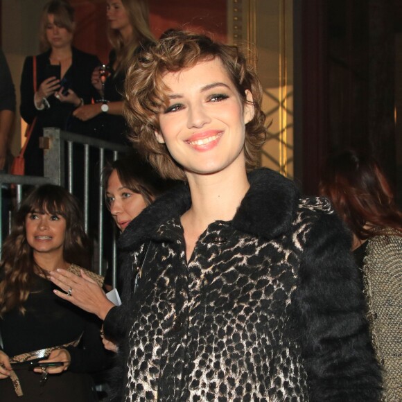 Louise Bourgoin assiste au défilé Lanvin (collection printemps-été 2016) à l'École Nationale Supérieure des Beaux-Arts. Paris, le 1er octobre 2015.