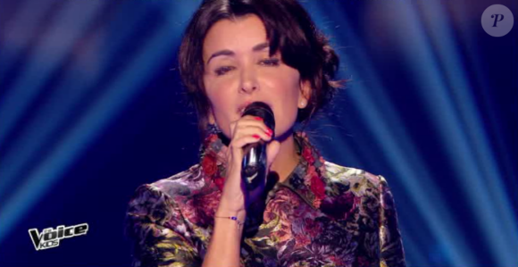 Jenifer, Patrick Fiori et Louis Bertignac débutent l'émission The Voice Kids en chantant le tube Music de John Miles.