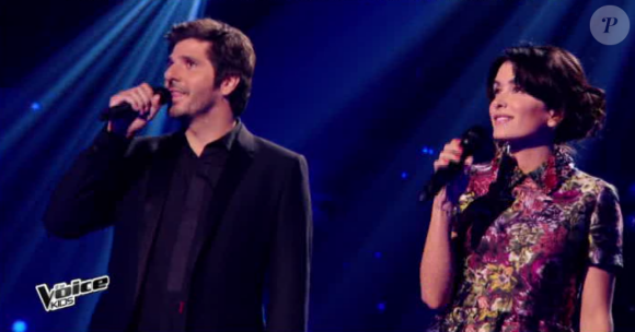 Jenifer, Patrick Fiori et Louis Bertignac débutent l'émission The Voice Kids en chantant le tube Music de John Miles.