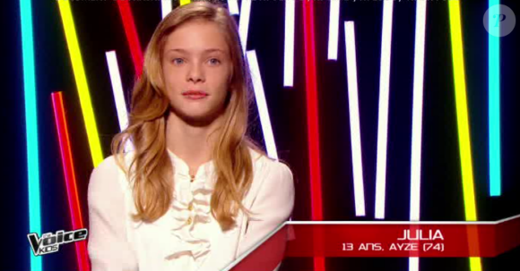 Julia rejoint l'équipe de Louis Bertignac dans The Voice Kids, le vendredi 2 octobre 2015, sur TF1.