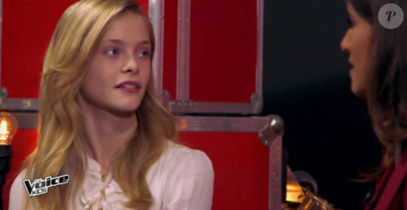 Julia rejoint l'équipe de Louis Bertignac dans The Voice Kids, le vendredi 2 octobre 2015, sur TF1.