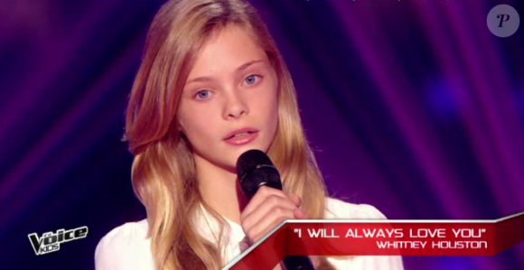 Julia rejoint l'équipe de Louis Bertignac dans The Voice Kids, le vendredi 2 octobre 2015, sur TF1.
