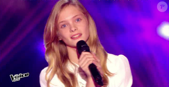 Julia rejoint l'équipe de Louis Bertignac dans The Voice Kids, le vendredi 2 octobre 2015, sur TF1.