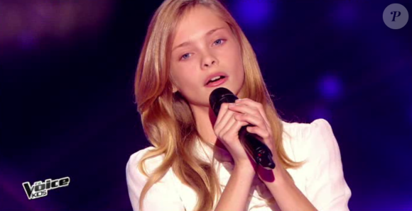 Julia rejoint l'équipe de Louis Bertignac dans The Voice Kids, le vendredi 2 octobre 2015, sur TF1.