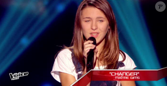 Elisa rejoint l'équipe de Jenifer dans The Voice Kids, le vendredi 2 octobre 2015, sur TF1
