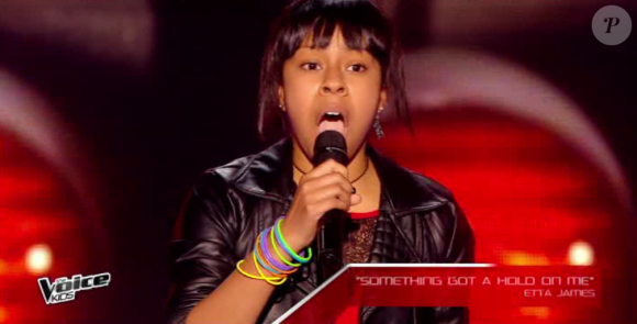 Phoebe rejoint l'équipe de Patrick Fiori dans The Voice Kids, le vendredi 2 octobre 2015, sur TF1.