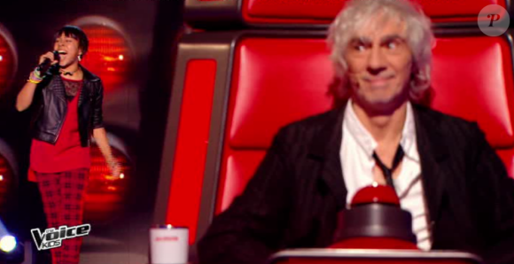 Phoebe rejoint l'équipe de Patrick Fiori dans The Voice Kids, le vendredi 2 octobre 2015, sur TF1.