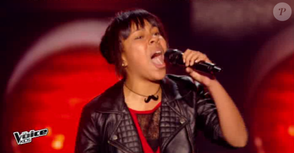 Phoebe rejoint l'équipe de Patrick Fiori dans The Voice Kids, le vendredi 2 octobre 2015, sur TF1.